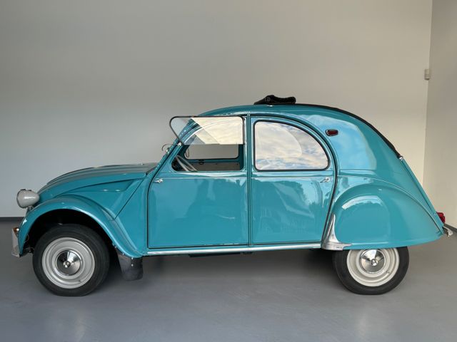 
								Citroën 2 CV/Restauriert/Bilddoku/seltene Farbkombi/toll full									