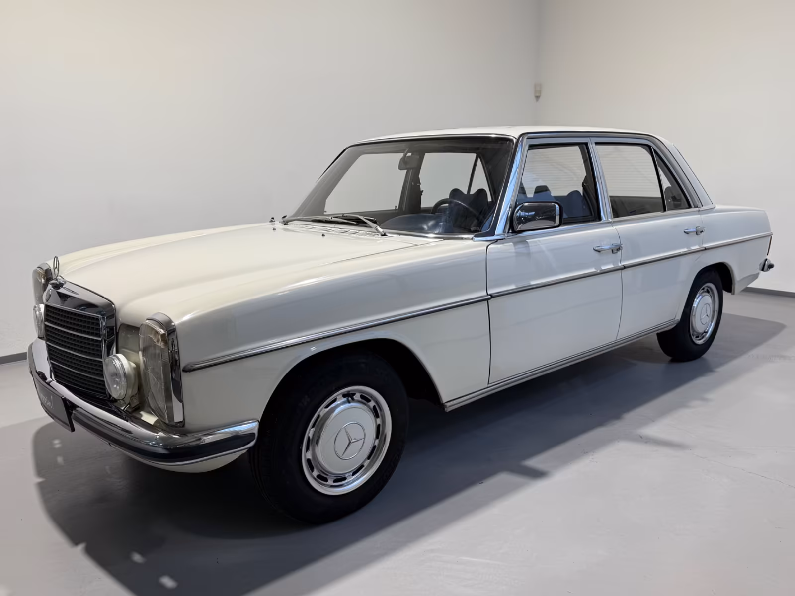 
								Mercedes-Benz 200/8 schalter/Schiebedach/puristisch full									