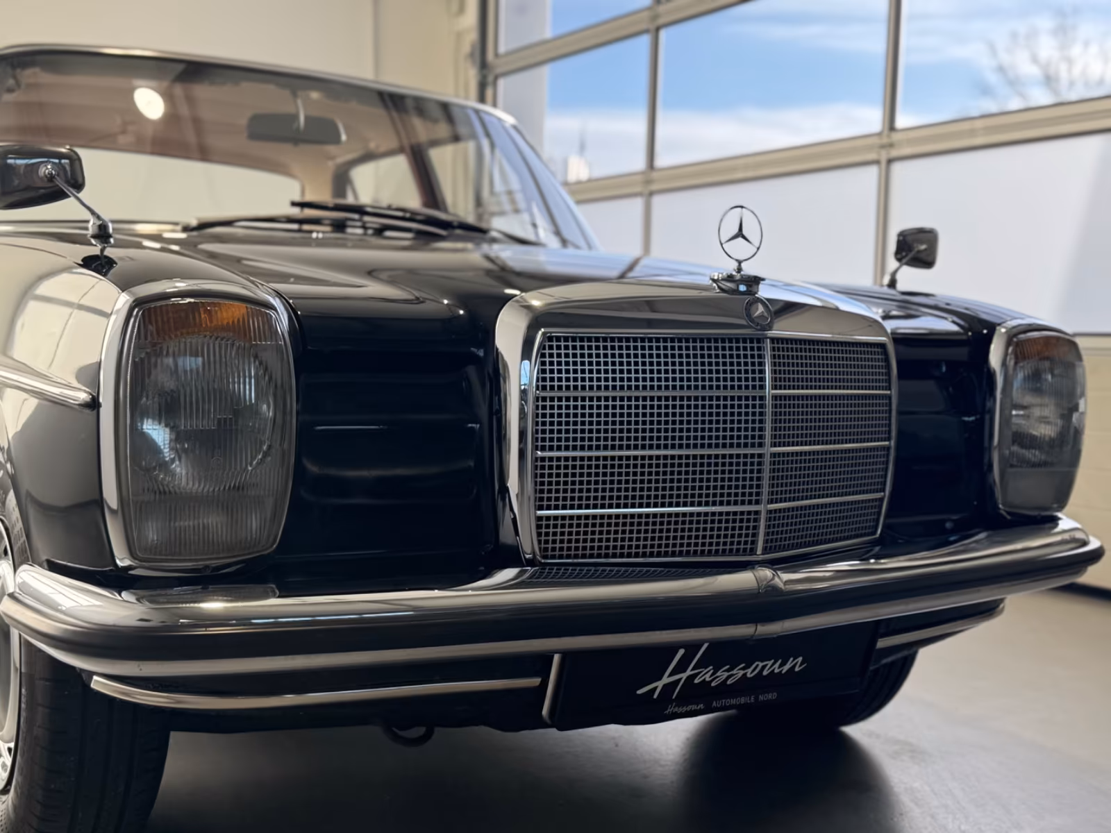 
								Mercedes-Benz 220D/8 Original Schwarz | Bordeaux full									