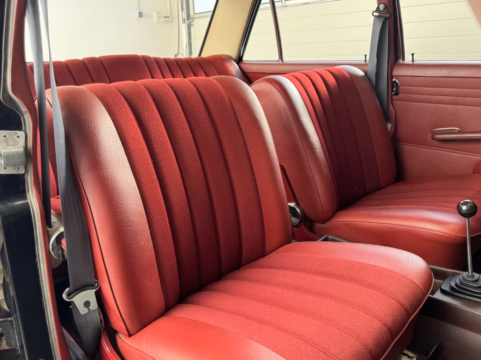 
								Mercedes-Benz 220D/8 Original Schwarz | Bordeaux full									