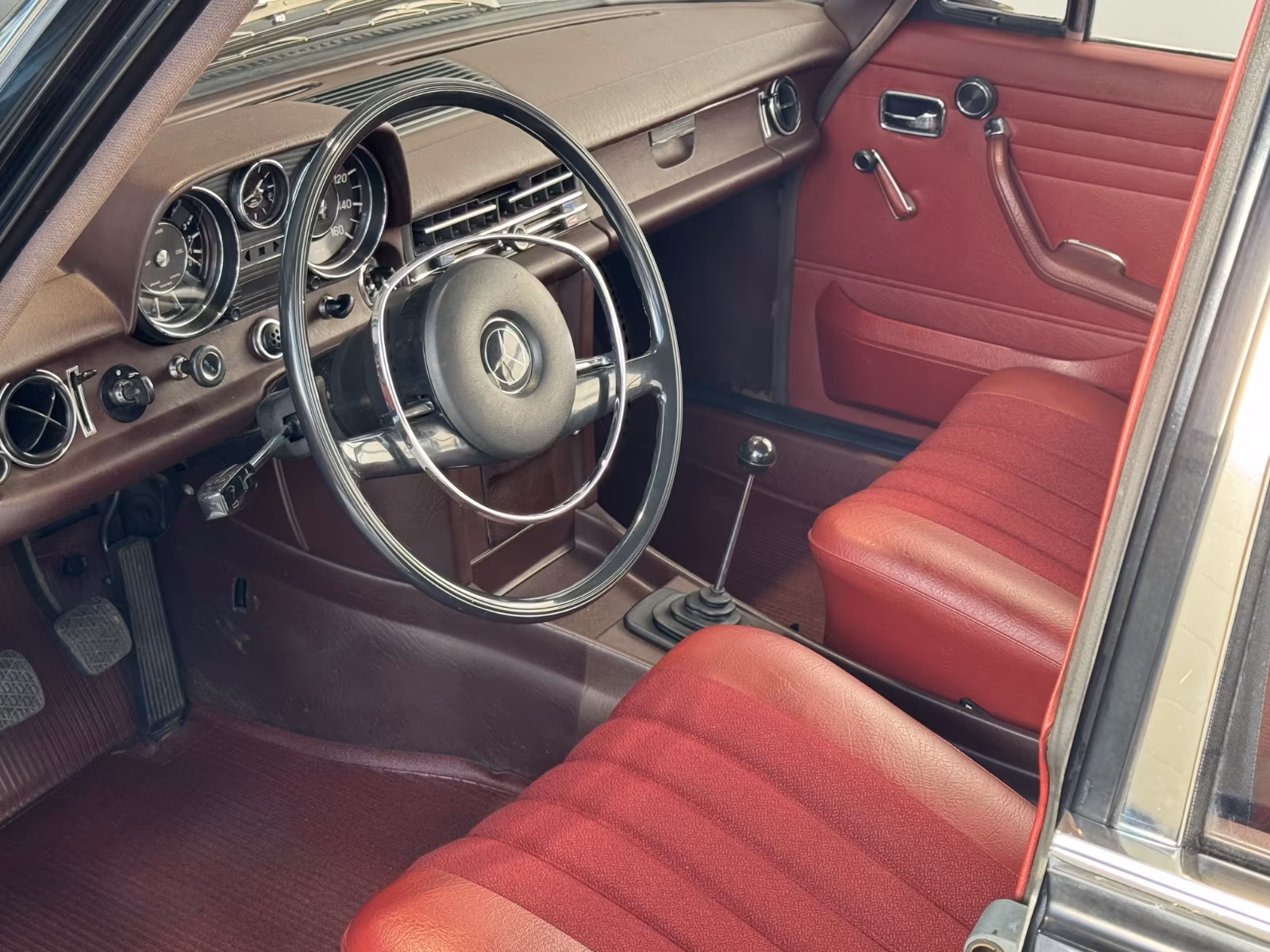 
								Mercedes-Benz 220D/8 Original Schwarz | Bordeaux full									