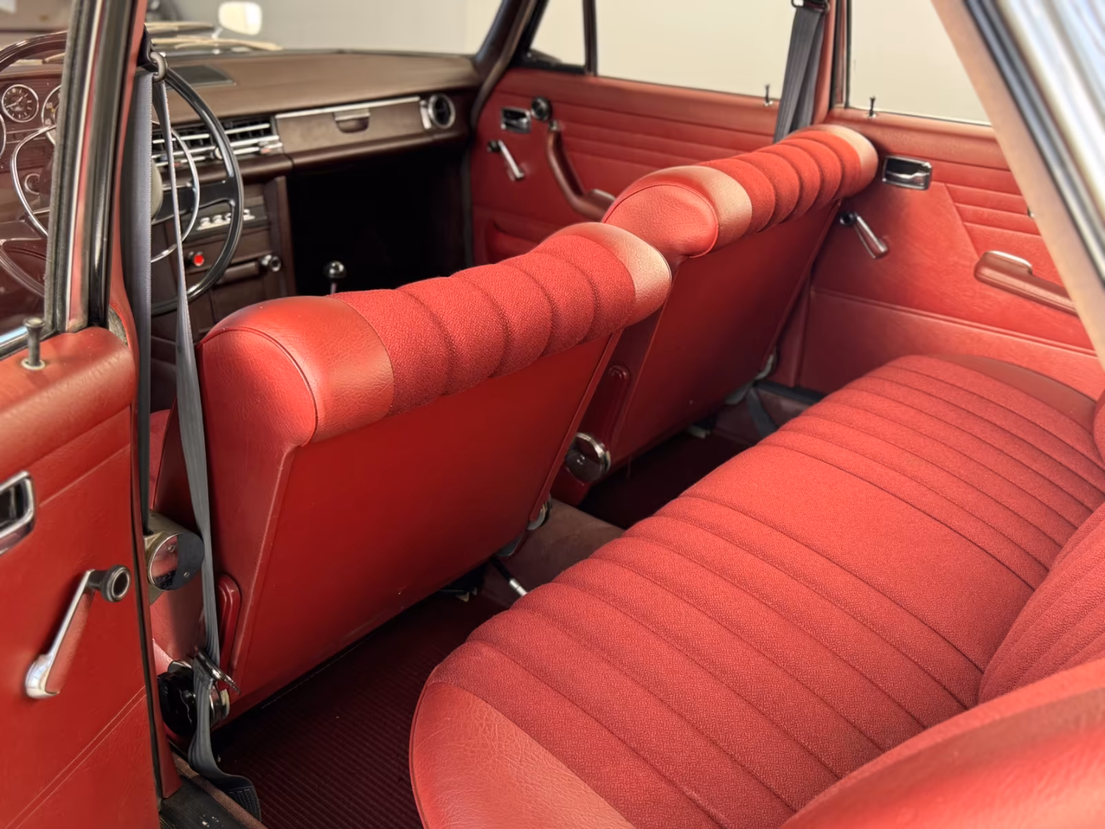 
								Mercedes-Benz 220D/8 Original Schwarz | Bordeaux full									