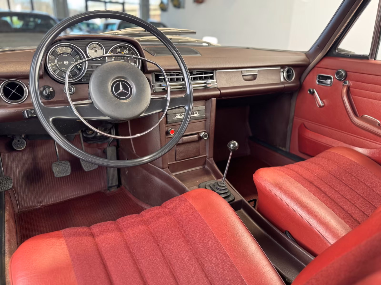 
								Mercedes-Benz 220D/8 Original Schwarz | Bordeaux full									