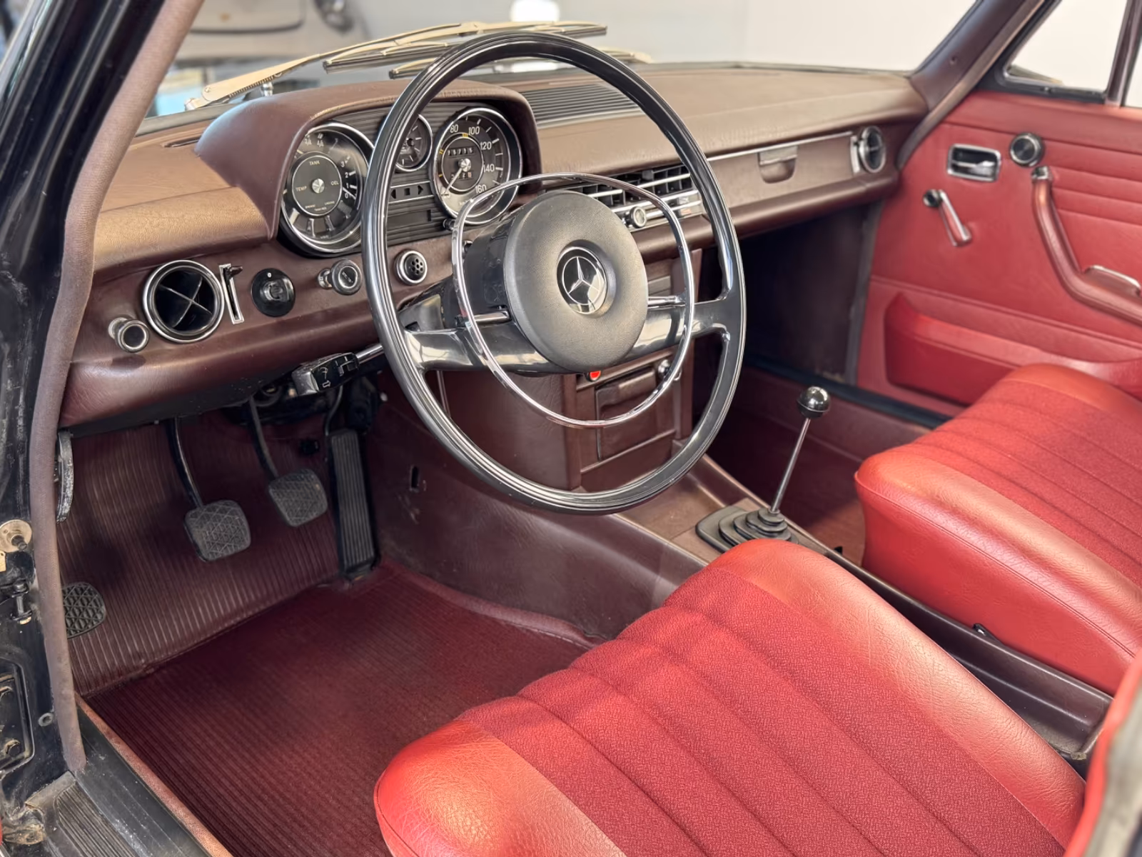 
								Mercedes-Benz 220D/8 Original Schwarz | Bordeaux full									