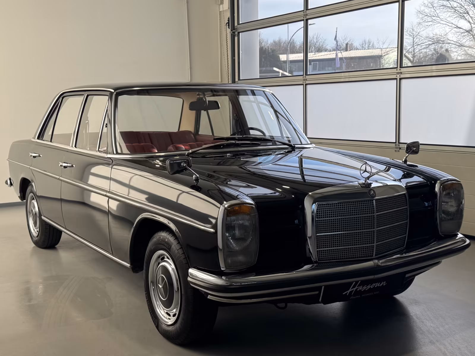 
								Mercedes-Benz 220D/8 Original Schwarz | Bordeaux full									