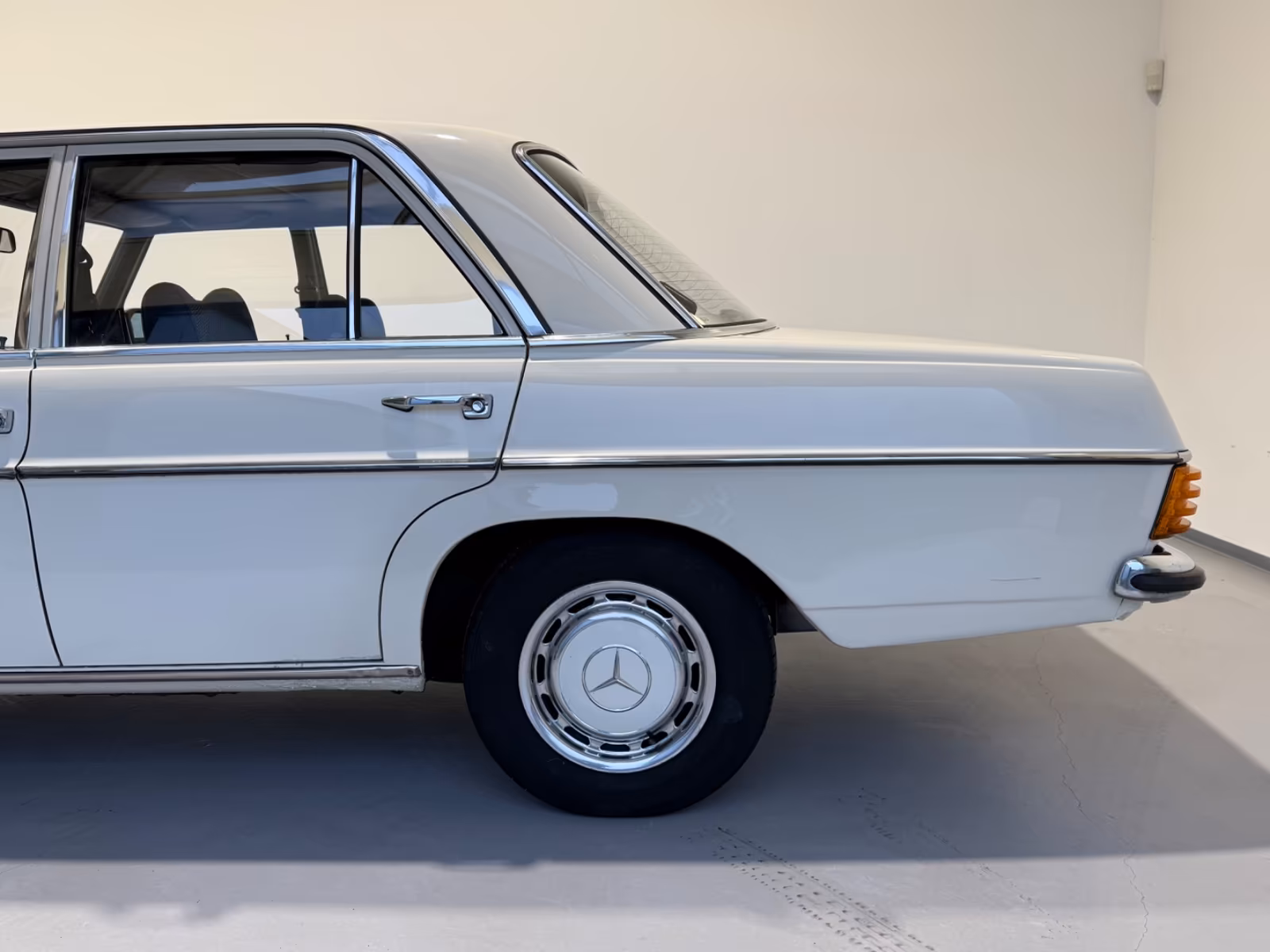 
								Mercedes-Benz 200/8 schalter/Schiebedach/puristisch full									