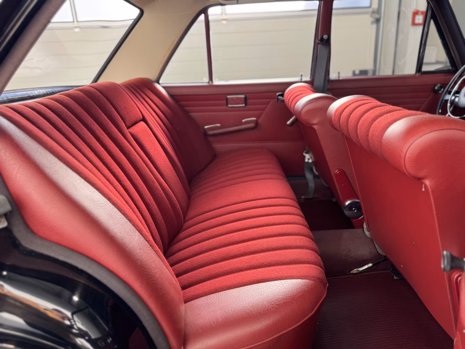 
								Mercedes-Benz 220D/8 Original Schwarz | Bordeaux full									