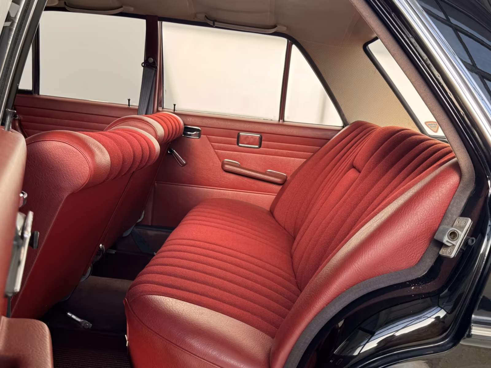 
								Mercedes-Benz 220D/8 Original Schwarz | Bordeaux full									