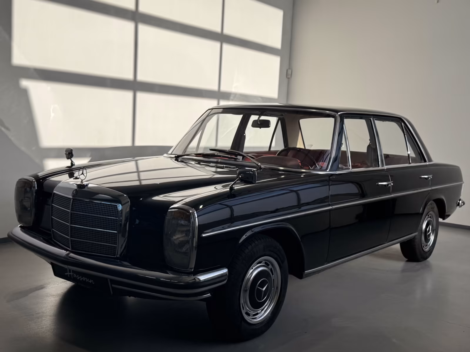 
								Mercedes-Benz 220D/8 Original Schwarz | Bordeaux full									